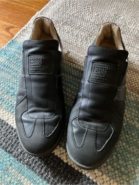 Men’s Royal Elastics black leather laceless slip on sneaker size 10